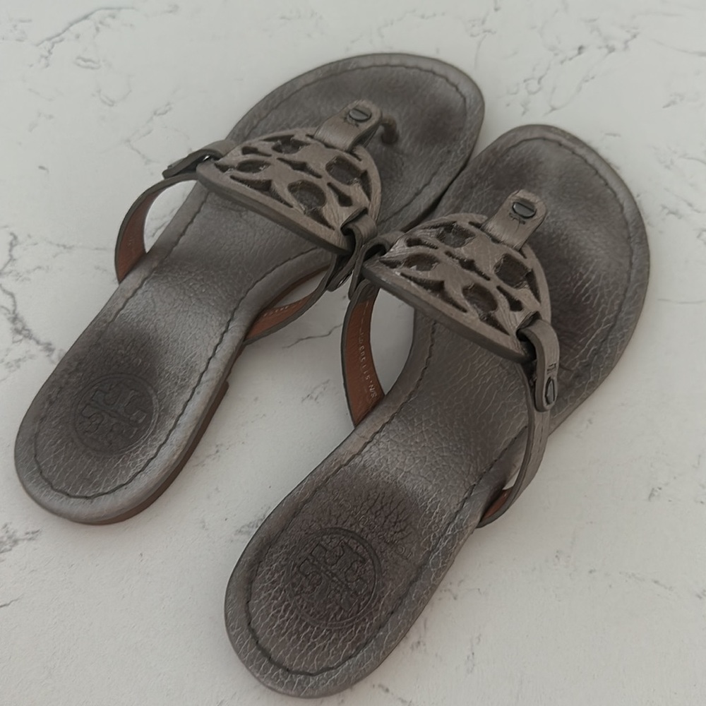 TORY BURCH MILLER SILVER PEWTER METALLIC LEATHER SANDALS FLIP FLOPS 6.5 … - Picture 2 of 5